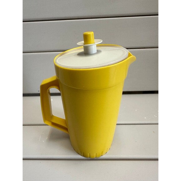 Vintage Tupperware Yellow 1 Qt Pitcher Push Button Lid Lightweight 70s - Picture 2 of 7